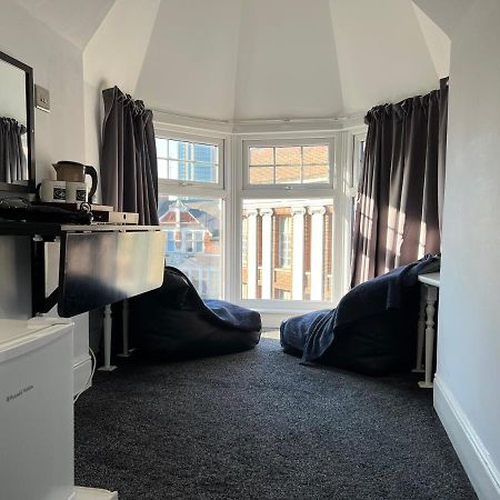 Hotel Addison House Woking Esterno foto