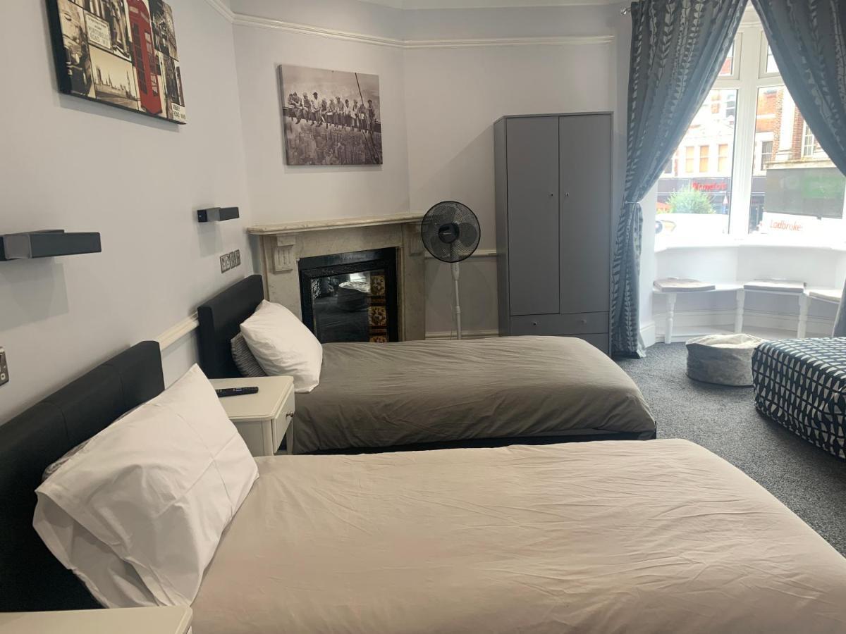 Hotel Addison House Woking Esterno foto