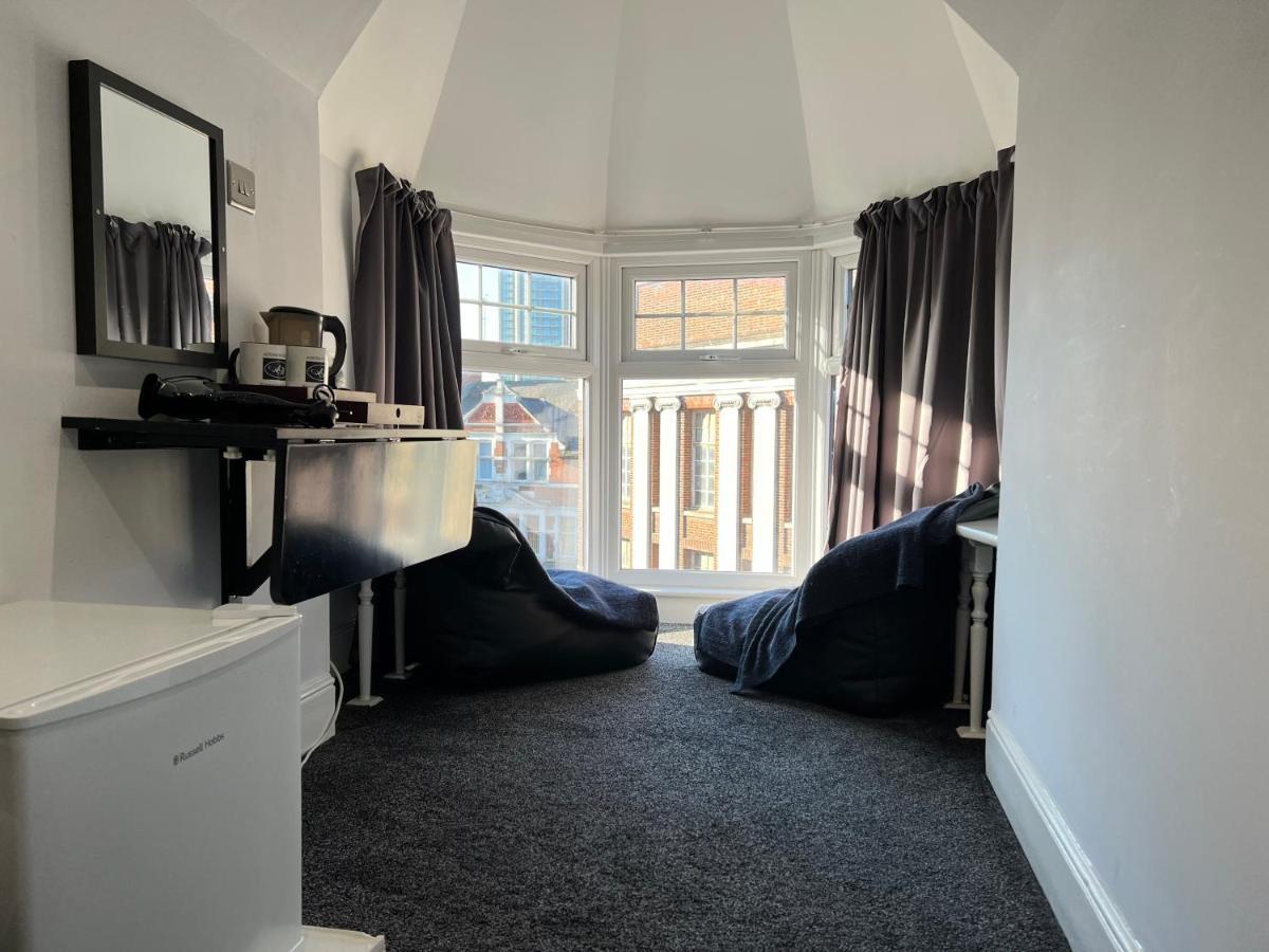 Hotel Addison House Woking Esterno foto