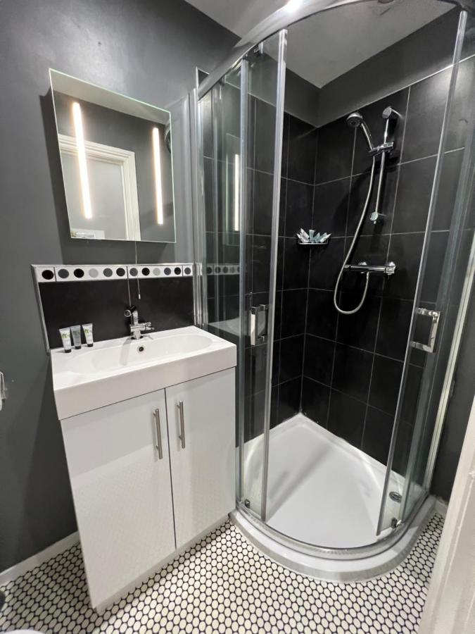 Hotel Addison House Woking Esterno foto
